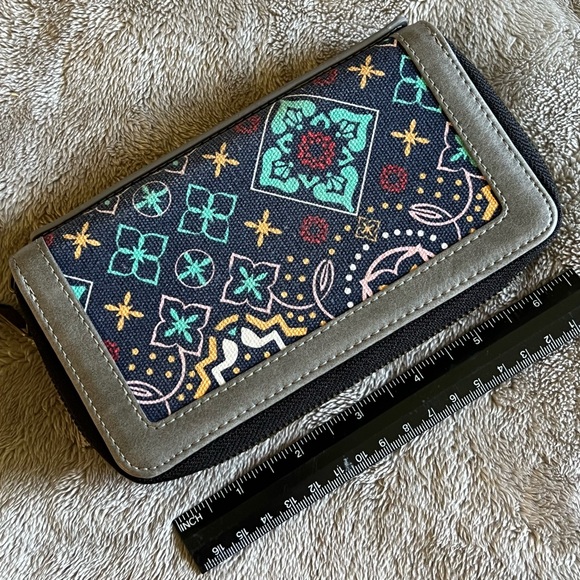 Te-Rich RFID canvas wallet 6-3/4 x 3-3/4. Cellphone suction cup fits I-phone. - Picture 2 of 6